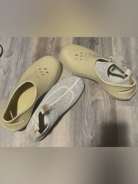 Jordan Men’s Pale Yellow Slip-On Mules with Textured Gray Sock